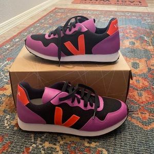 Veja Size 7 women’s sneakers